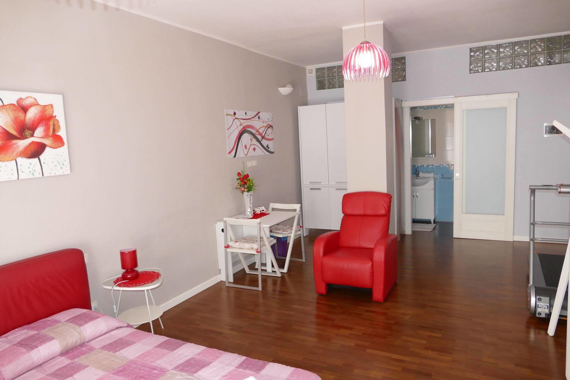 קליארי Domus Yenne Suites מראה חיצוני תמונה